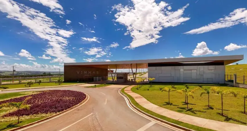 Lote de esquina com 439 m² no condomínio Residencial Vinhas Anápolis