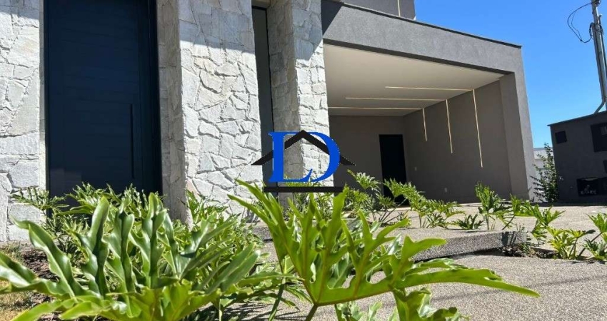 Luxuosa casa térrea no Jardins Capri: 3 suítes plenas, piscina aquecida e projeto de iluminação em LED. Confira!