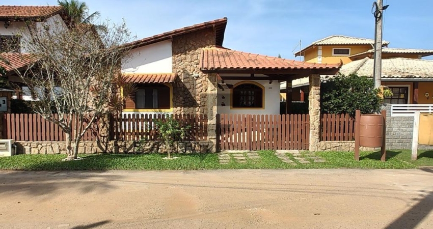 Casa linear em Cabo Frio  3 quartos sendo uma suíte, salão de 33m2