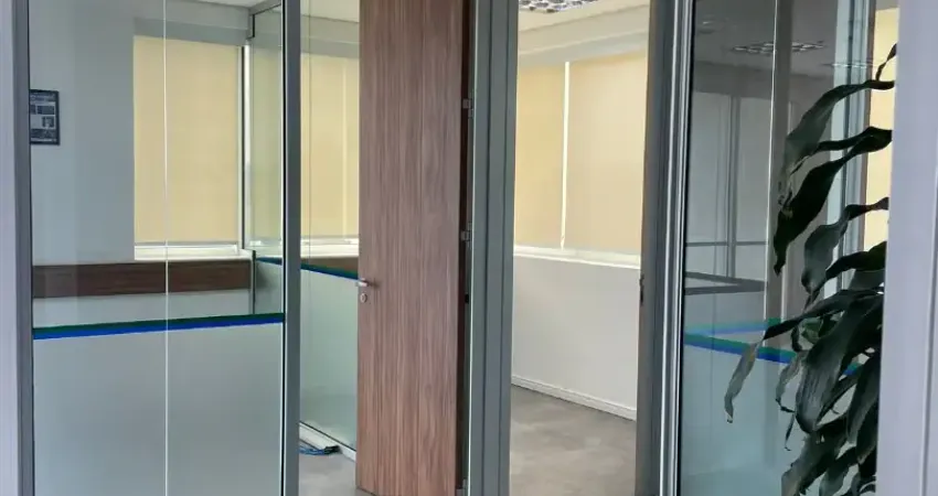 Sala comercial com 132 m2 dividida em vidro em 06 salas independentes