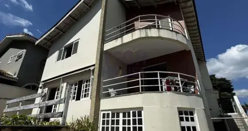 Casa no Residencial 9 Alphaville com 4 Quartos, 2 Suítes, 6 Vagas e Muito Mais