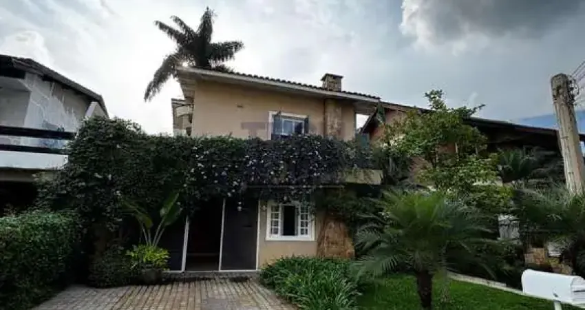 Casa de condomínio com piscina