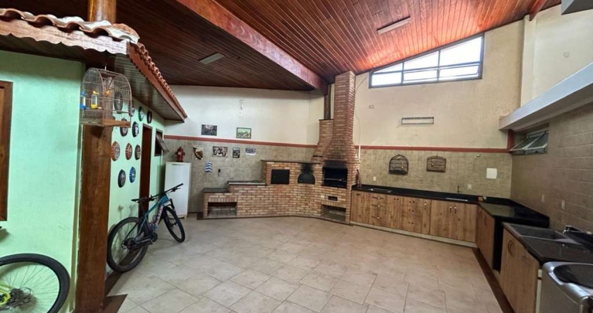CASA COM 260 M² DE ÁREA CONSTRUÍDA E 3 DORMITÓRIOS E EDÍCULA NO JARDIM MORUMBI EM JUNDIAÍ - SP