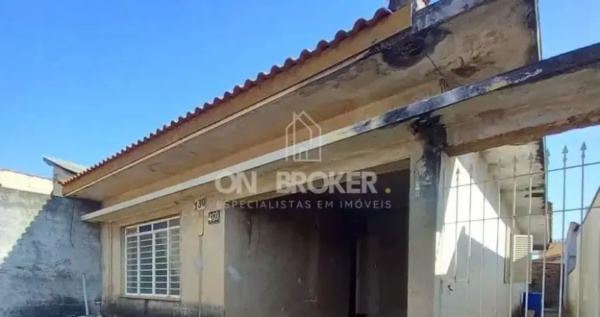Casa 3 dormit, sendo 1 suíte com 3 vagas. Sala e cozinha grandes e quintal. Ótima localização em Valinhos.