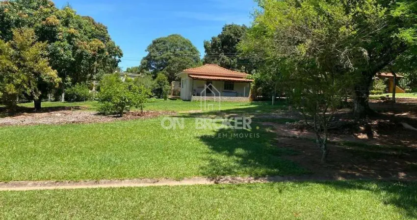 Terreno plano 1500m2, com 1 casa 70m2, com varanda, 2 dorm, sala, coz. banheiro, junto à represa.