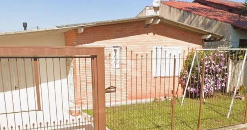 CASA DE 3 QUARTOS , 1 SUÍTE, GARAGEM E PÁTIO COM PISCINA