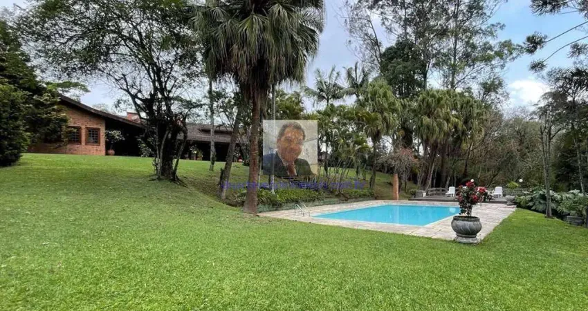Vende-se Casa Magnífica propriedade na Fazendinha, 4 suítes.