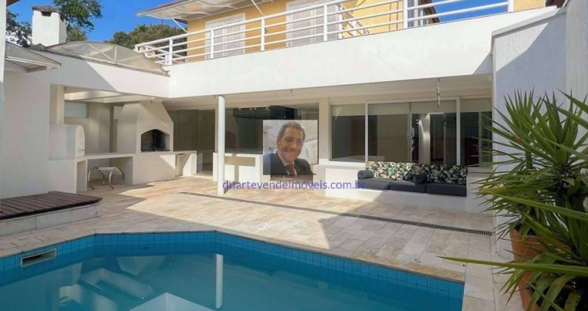 Vende-se Casa no Cond. Carmel - 4 dorm/2sts, repleta de armários, piscina,