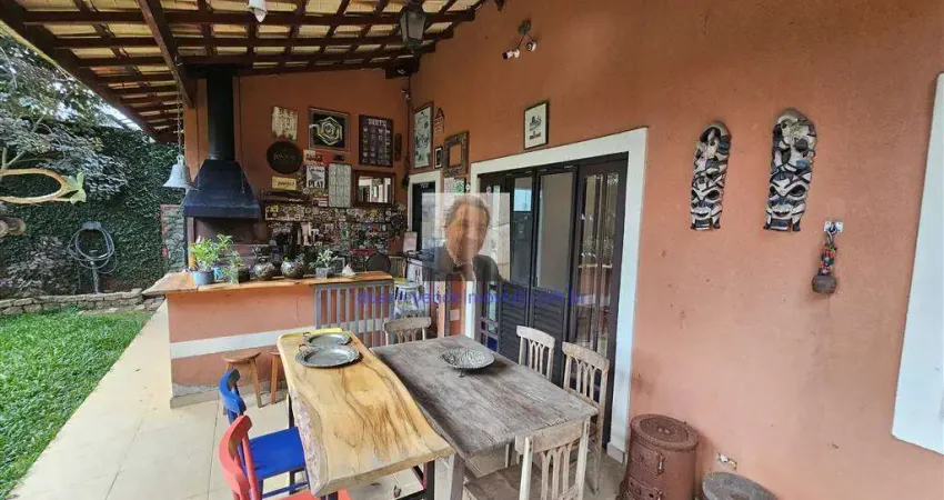 Vende-se Casa com 3 suítes com mais um dormitório reversível à venda, 213 m