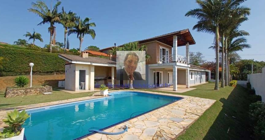 Linda Casa de campo em condomínio fechado. Localizada em Ibiúna SP. 