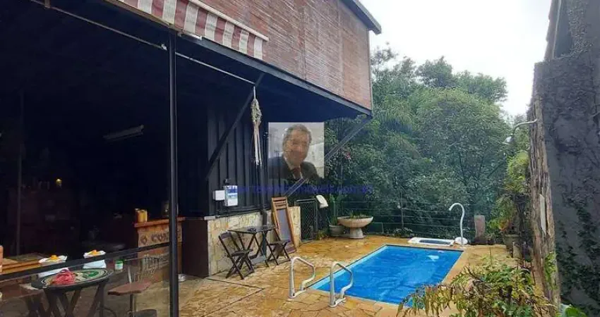 Vende-se Linda Casa PROJ. ARROJADO, 2dorm, DIFERENCIADA no Cond Vila Verde.