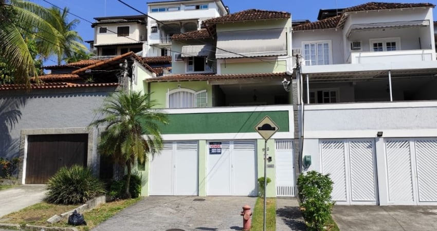 Excelente casa duplex com 236m², 3 quartos, 2 vagas de garagem na Estrada do Uruçanga - Anil - Jacarepaguá RJ. EXCLUSIVIDADE!