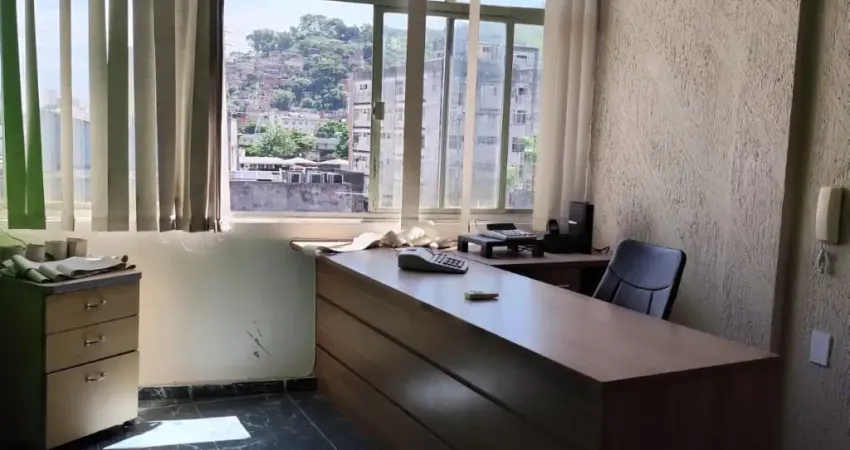 Salas comercial à venda em Madureira em frente a estação de Trem por R$ 80.000,00 (cada)
