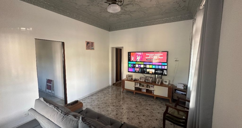 Casa linear à venda com 2 quartos, dependência completa e 3 vagas de garagem, 100m² em Irajá - ACEITA FINANCIAMENTO!