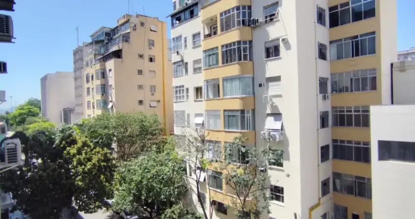 Quarto e sala com dependência completa e vaga de garagem à venda, 47m² - glória rj.