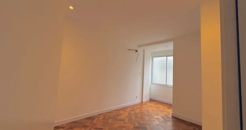 Oportunidade única! apartamento com 03 quartos, totalmente reformado á 400m da praia de ipanema -rj.