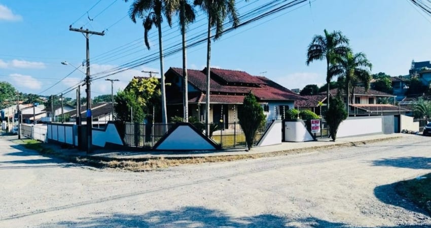 Sobrado de esquina c/ Piscina e quadra de futebol - Excelente localização - Terreno de Esquina