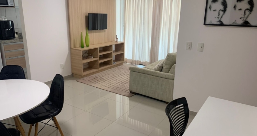 Apartamento beira-mar com 2 quartos totalmente mobiliado.