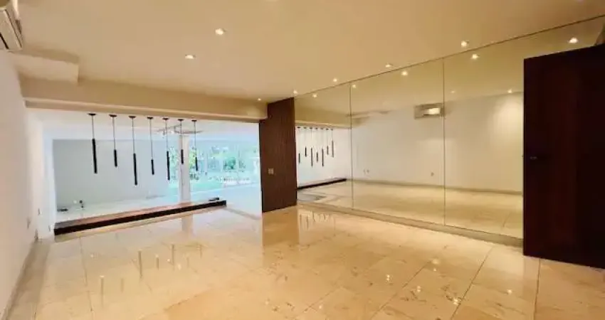 Imponente mansão de luxo para aluguel na Barra da Tijuca, Rio de Janeiro -  5 suítes, 5 salas, garagem subterrânea, 850m²