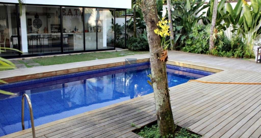 Casa de Luxo à Venda na Barra da Tijuca - 4 Quartos, 3 Suítes, 4 Salas, 5 Banheiros, 5 Vagas de Garagem - Rio de Janeiro-RJ
