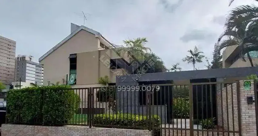 Casa com 3 pavimentos, decorada, às margens da rua apipucos!