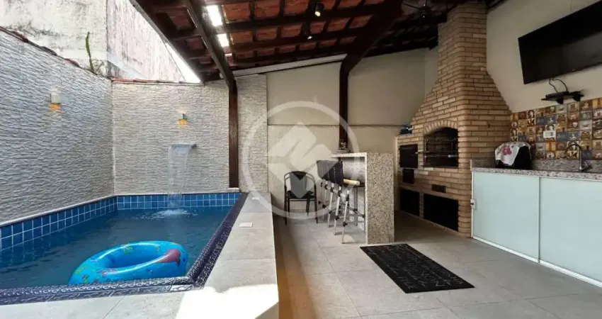 Casa sobreposta  de 03 dormitórios (01 suíte), 95 m²,próximo à praia das Astúrias com piscina e churrasqueira. codigo: 111159