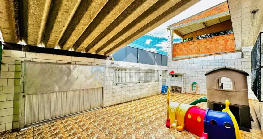 Se você busca uma casa independente, seja para morar ou investir com locação, com quintal na frente, fundos e corredores laterais, espaço excelente para quem tem filhos e pretende criar área de lazer,