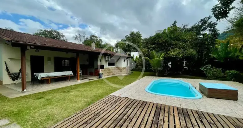 Maravilhosa Casa no Itamambuca com 03 dormitórios à 300 mts da praia. codigo: 132299