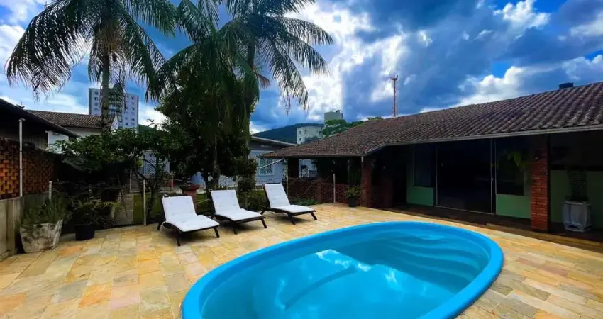 Casa para Venda em Blumenau, Garcia, 3 dormitórios, 1 suíte, 5 banheiros, 2 vagas