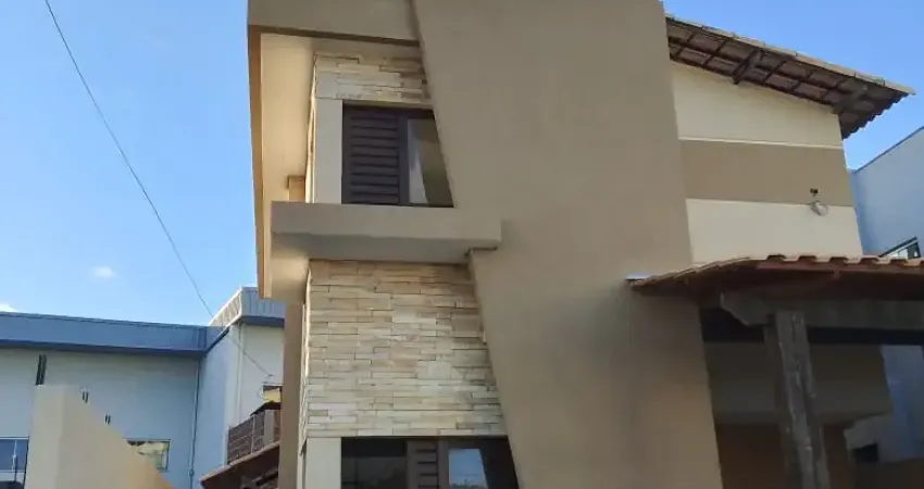 Casa duplex em condomínio fechado com área gourmet e 4 suítes.