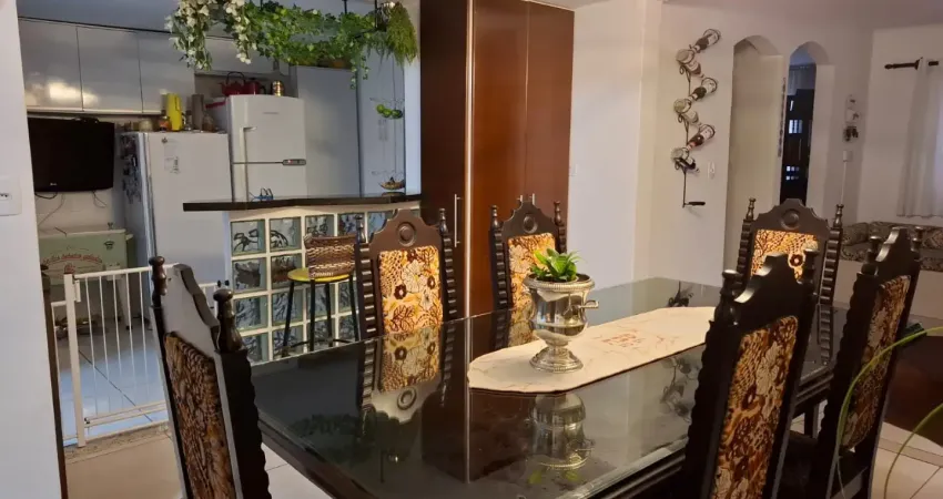 Sobrado com 216m2 no tarumã, 4 quartos, 1 suíte , 3 garagens, 02 churrasqueiras.