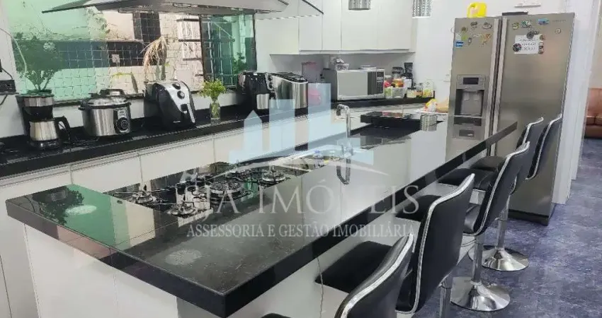 Casa de alto padrao disponivel para venda no bairro da Mooca,  200m2 de area construida,  2 vagas  de garagem.