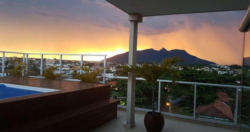 cobertura com 3 dormitórios à venda por R$ 950.000, localizada no bairro Extensão do Bosque, Rio das Ostras/RJ. Com 255 m² de área útil, o imóvel cont