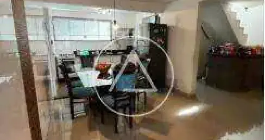 Atlântica imóveis tem excelente casa duplex em condomínio fechado no bairro da glória, macaé/rj