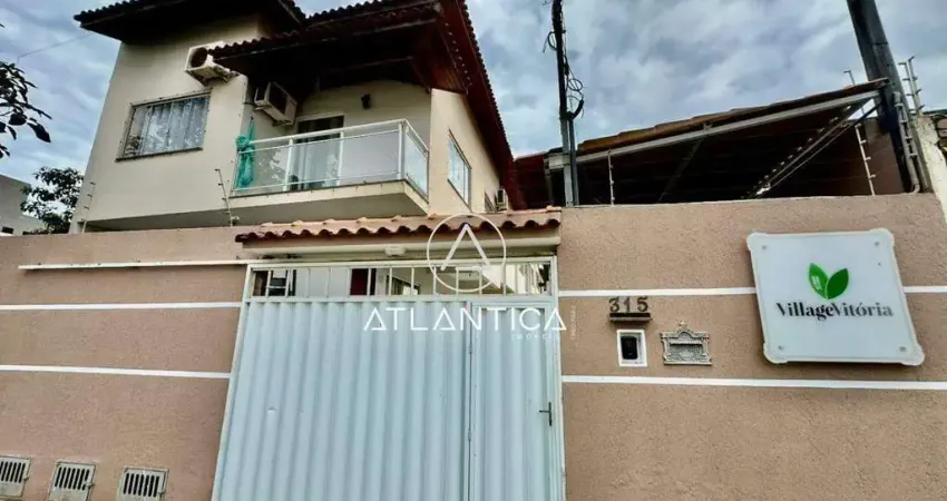 Atlântica imóveis tem excelente casa geminada e em condomínio à venda no novo horizonte, macaé/rj.