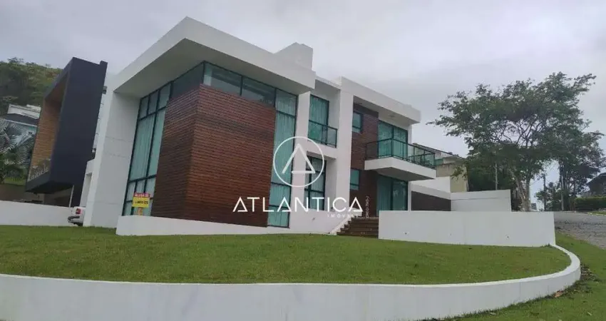 Atlântica imóveis tem excelente casa em condomínio de alto padrão para locação na lagoa, macaé/rj.