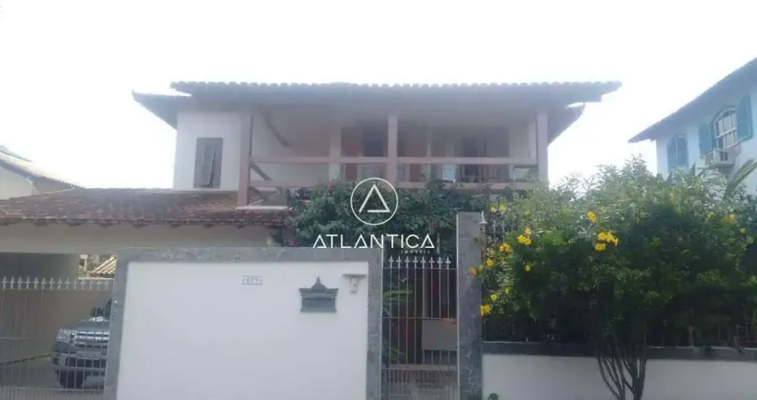 Atlântica imóveis tem excelente casa à venda no jardim pinheiro, macaé/rj.