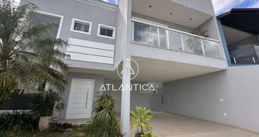 Atlântica imóveis tem excelente casa à venda no condomínio costa paradiso, macaé/rj.