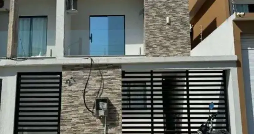 Atlântica imóveis apresenta excelente casa para locação no vale das palmeiras, macaé/rj.