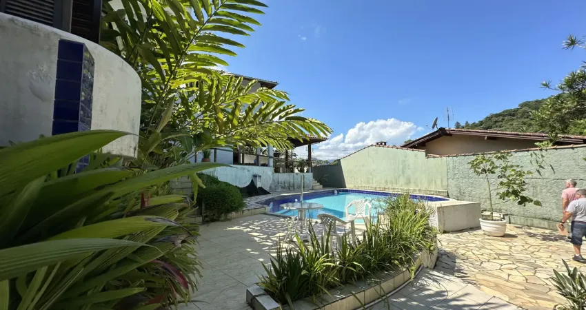 Casa à Venda no Tenório Ubatuba com Vista para o Mar, Piscina e Aceita Permuta