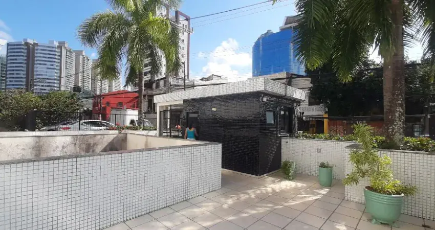 Lindo apartamento 2/4 com suíte e dependência revertida em localização excelente.