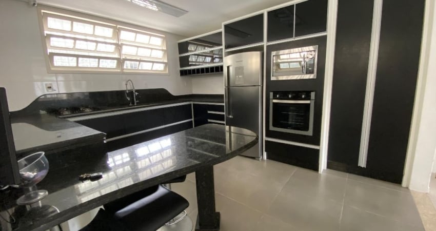 Casa térrea reformada, com edícula e churrasqueira em Capoeiras