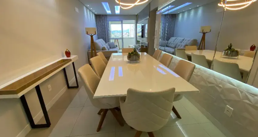 Apartamento de 3 dormitórios reformado com vista mar em Barreiros