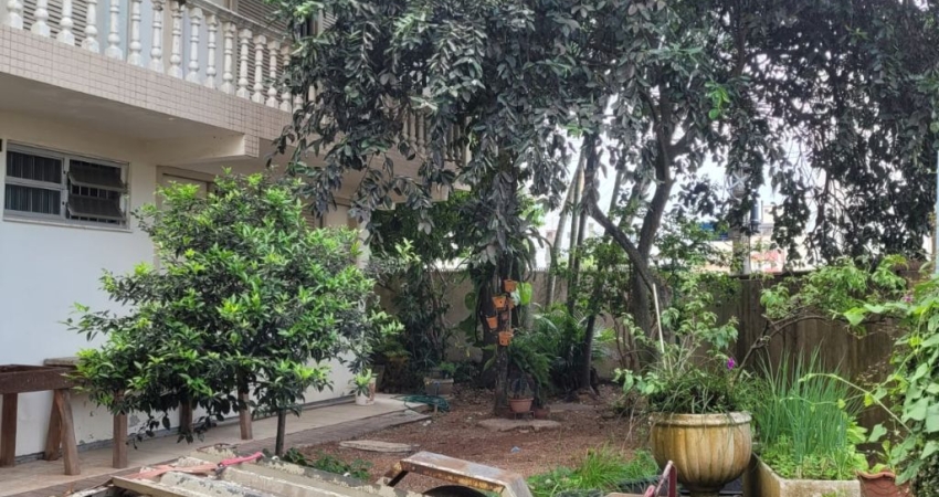 Casa com viabilidade comercial em rua com boa movimentação de veículos no Estreito