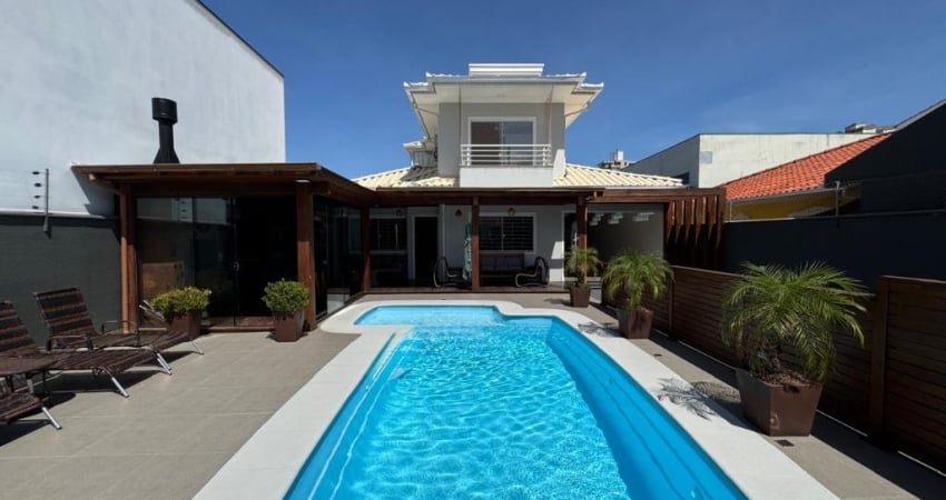 3 Dormitórios (2 Suítes) - 200 m² - Piscina e Área Gourmet - R$ 1.400.000,00 - Barreiros - São José/SC