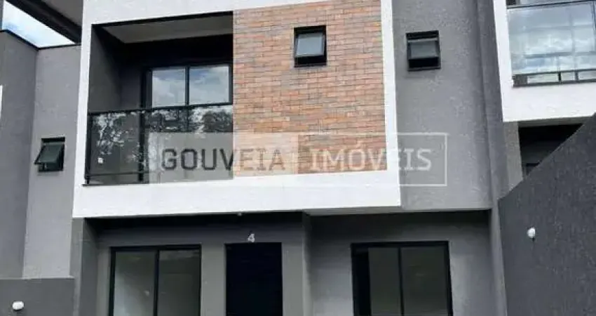 Sobrado 3 Dormitórios, 1 Suíte, 124,75 m², à venda por R$ 688.000 - Uberaba, Curitiba (PR)