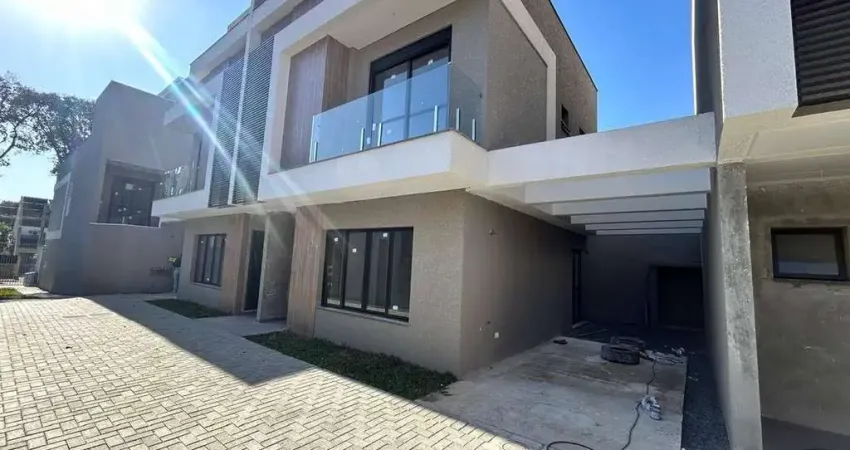 Sobrado 3 Dormitórios, 1 Suíte, 192,66 m², à venda por R$ 970.000 - Água Verde, Curitiba (PR)