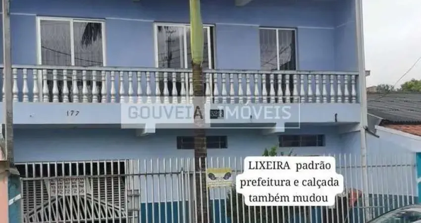 Sobrado 3 Dormitórios, 1 Suíte, 264 m², à venda por R$ 810.000 - Sítio Cercado, Curitiba (PR)