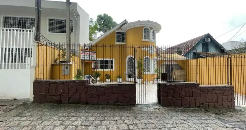 Casa 2 Dormitórios, 1 Suíte, 156 m², à venda por R$ 2.000.000 - Água Verde, Curitiba (PR)
