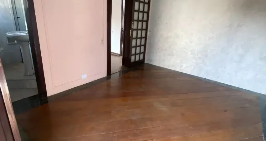 Sobrado de 3 andares com 500m². são 10 ambientes versáteis, sendo 3 com banheiro privativo